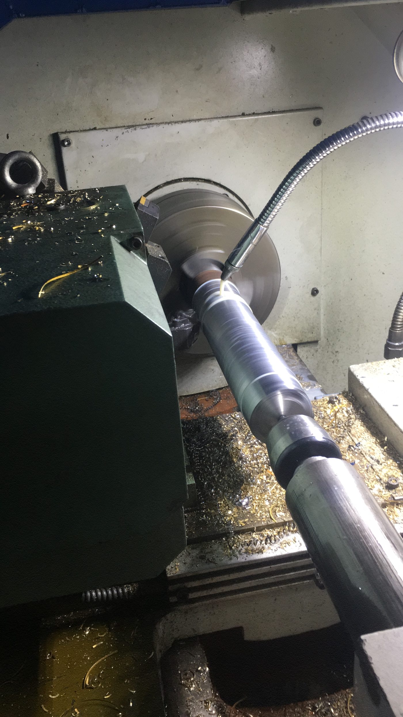 Torno mecanizando con refrigerante